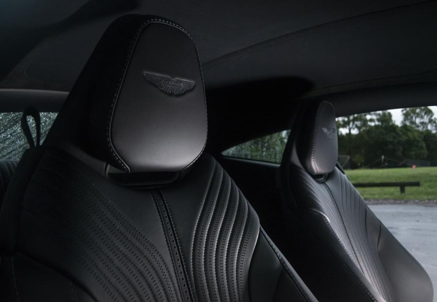Детали интерьера Aston Martin DB11 2017 года  (AU) (фото 2 из 19)